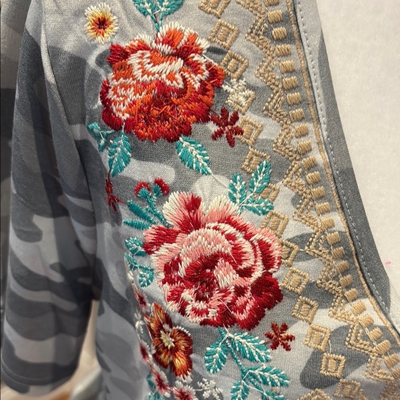 Savanna Jane Floral Embroidered V-Neck Camouflage Top NWT - Picture 2 of 4